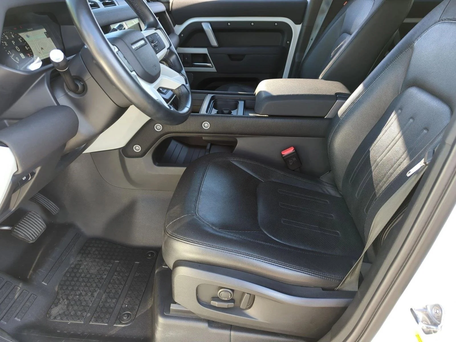 Used 2022 Yulong White Metallic Land Rover X-Dynamic SE image 16