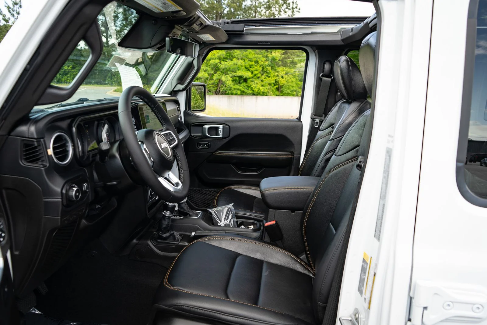New 2026 Bright White Clear-Coat Exterior Paint Jeep Sahara image 13
