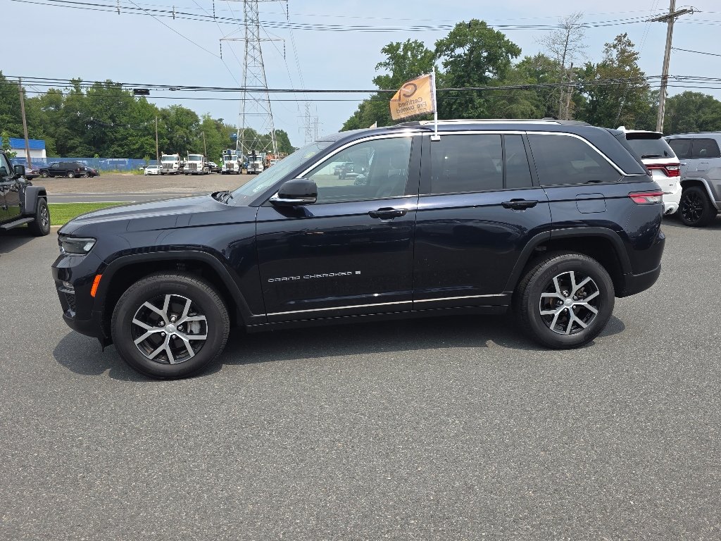 Certified Used 2023 Diamond Black Crystal Pearl Coat Jeep Limited image 6