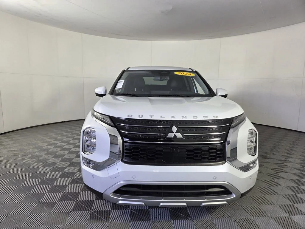 Used 2024 White Mitsubishi SE Black Edition image 4