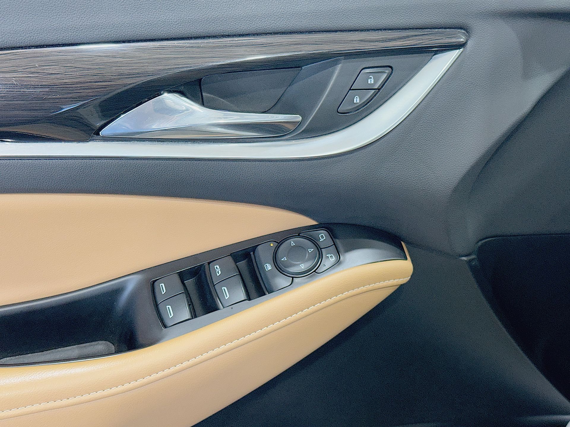 Used 2018 White Frost Tricoat Buick Essence image 22