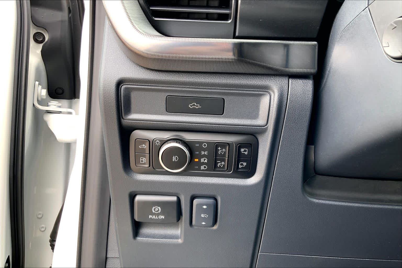 New 2026 Star White Metallic Tri-Coat Ford Platinum® image 20