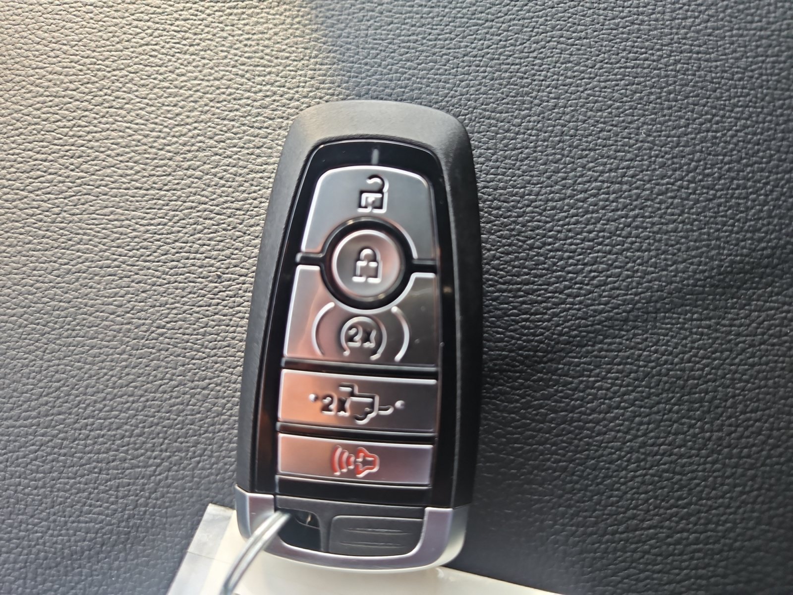 New 2026 Star White Metallic Tri-Coat Ford F-250® Lariat® image 28