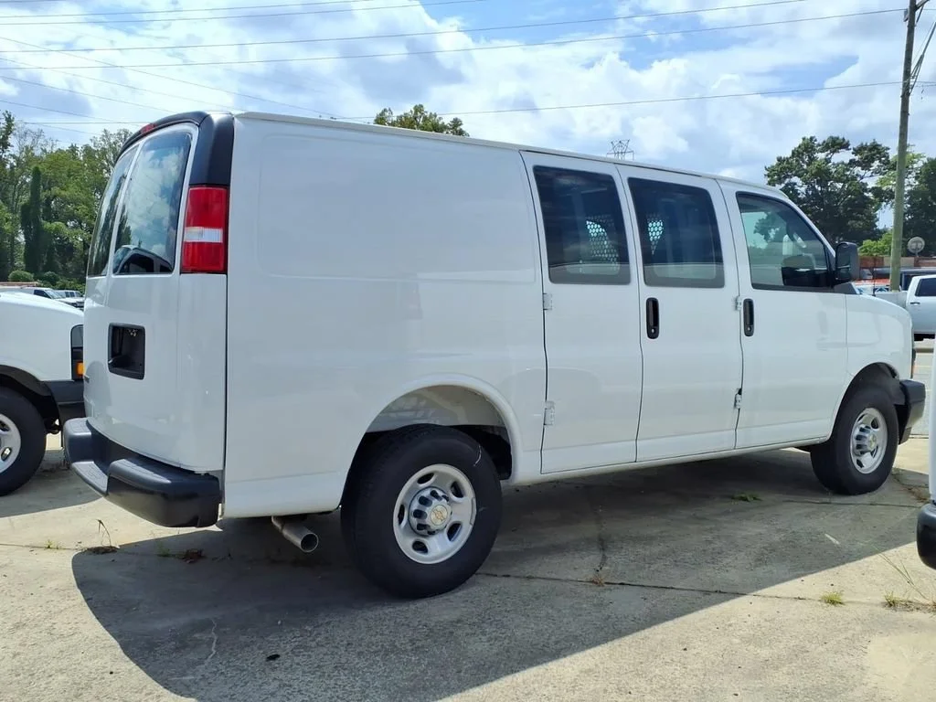 New 2025 Summit White Chevrolet WT image 30