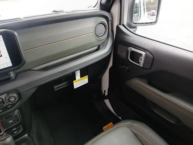 New 2026 Bright White Clear-Coat Exterior Paint Jeep Mojave X image 36