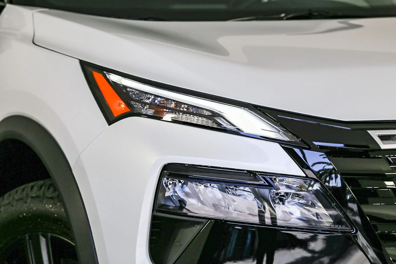 New 2025 Everest White TriCoat Nissan Rock Creek® image 2