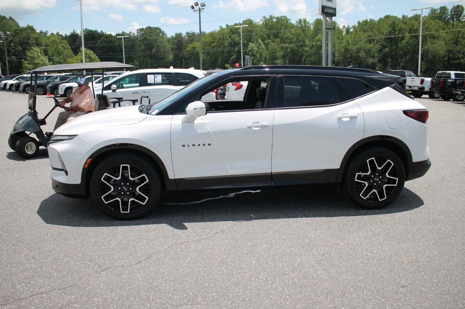 Used 2025 Iridescent Pearl Tricoat Chevrolet RS image 5