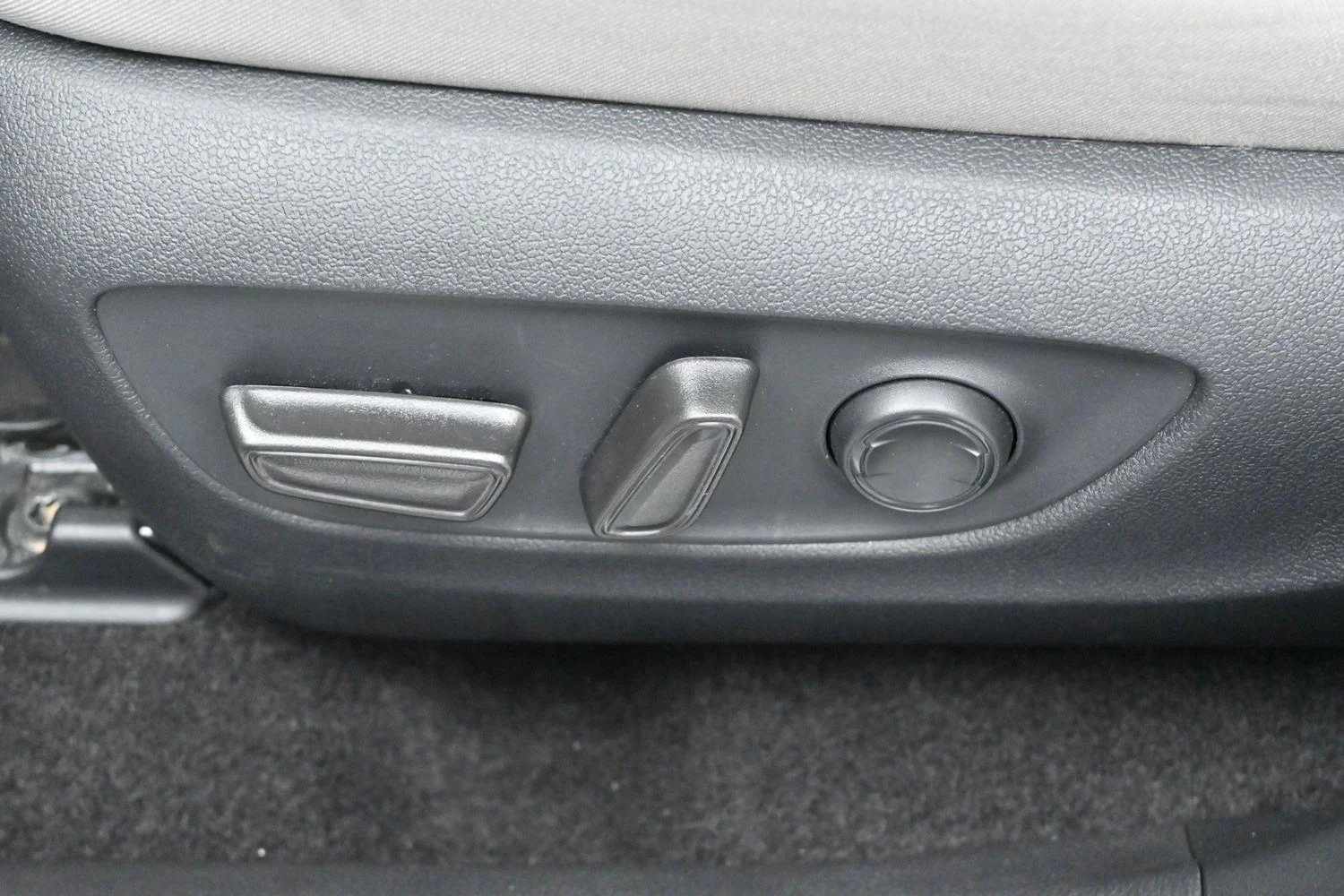 Used 2025 White Toyota XLE image 13