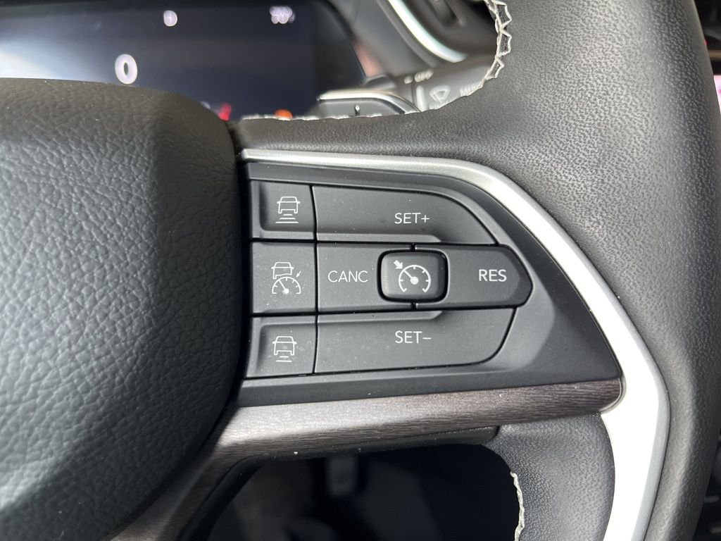 Used 2023 Velvet Jeep Limited image 31