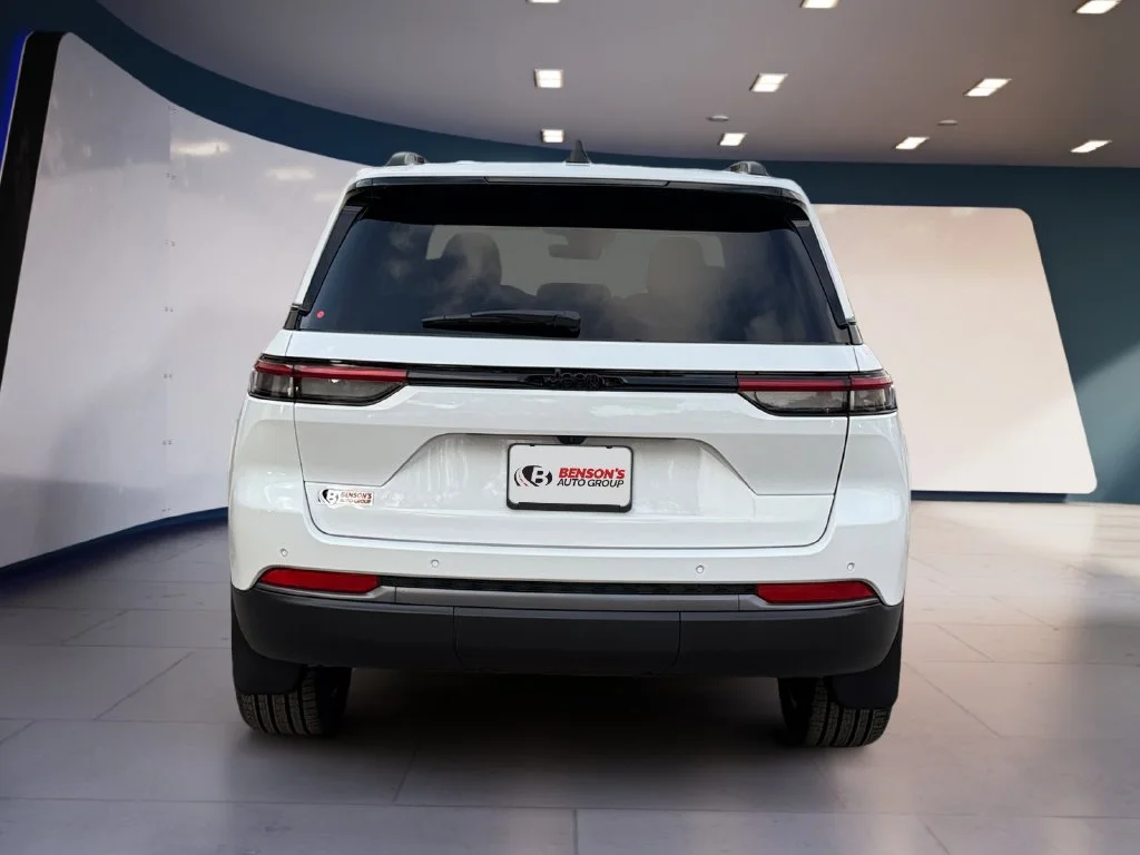 New 2027 White/off-white Jeep Limited image 4