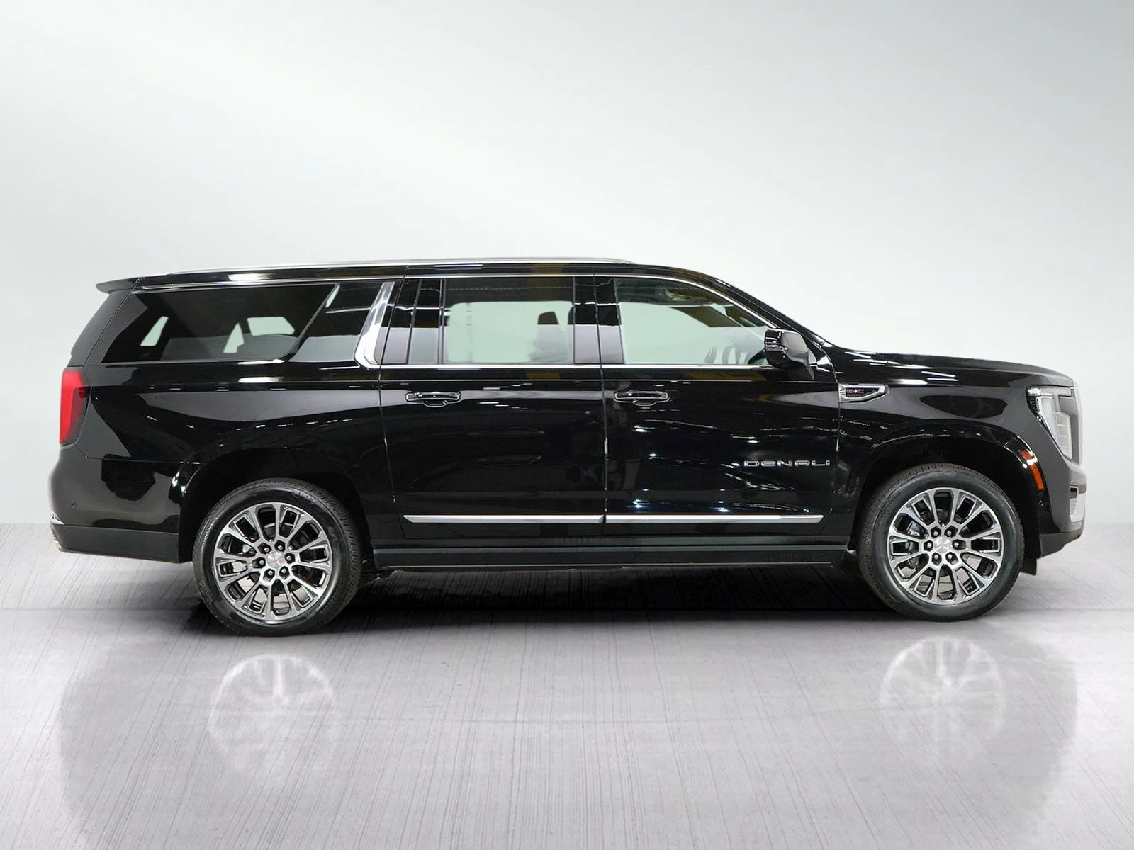 Used 2025  GMC Denali image 6
