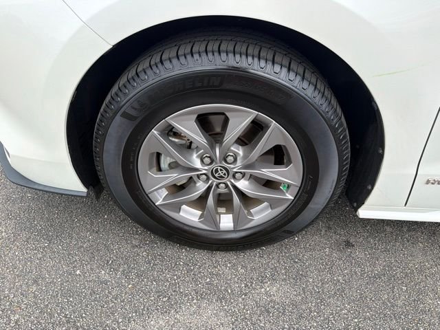 Used 2021 White Toyota XLE image 5
