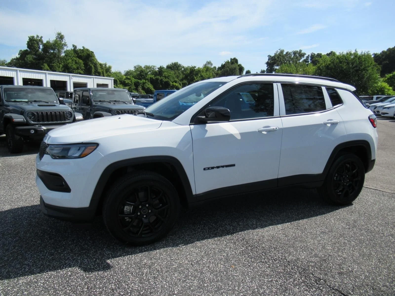 New 2026 Bright White Clearcoat Jeep Latitude Altitude image 4
