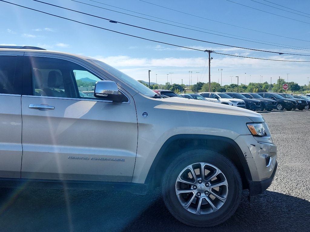 Used 2015 Champagne Jeep Limited image 4