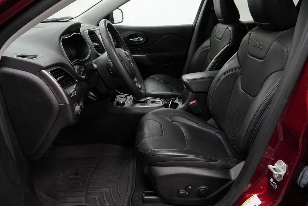 Used 2021 Red Jeep Latitude Lux image 3