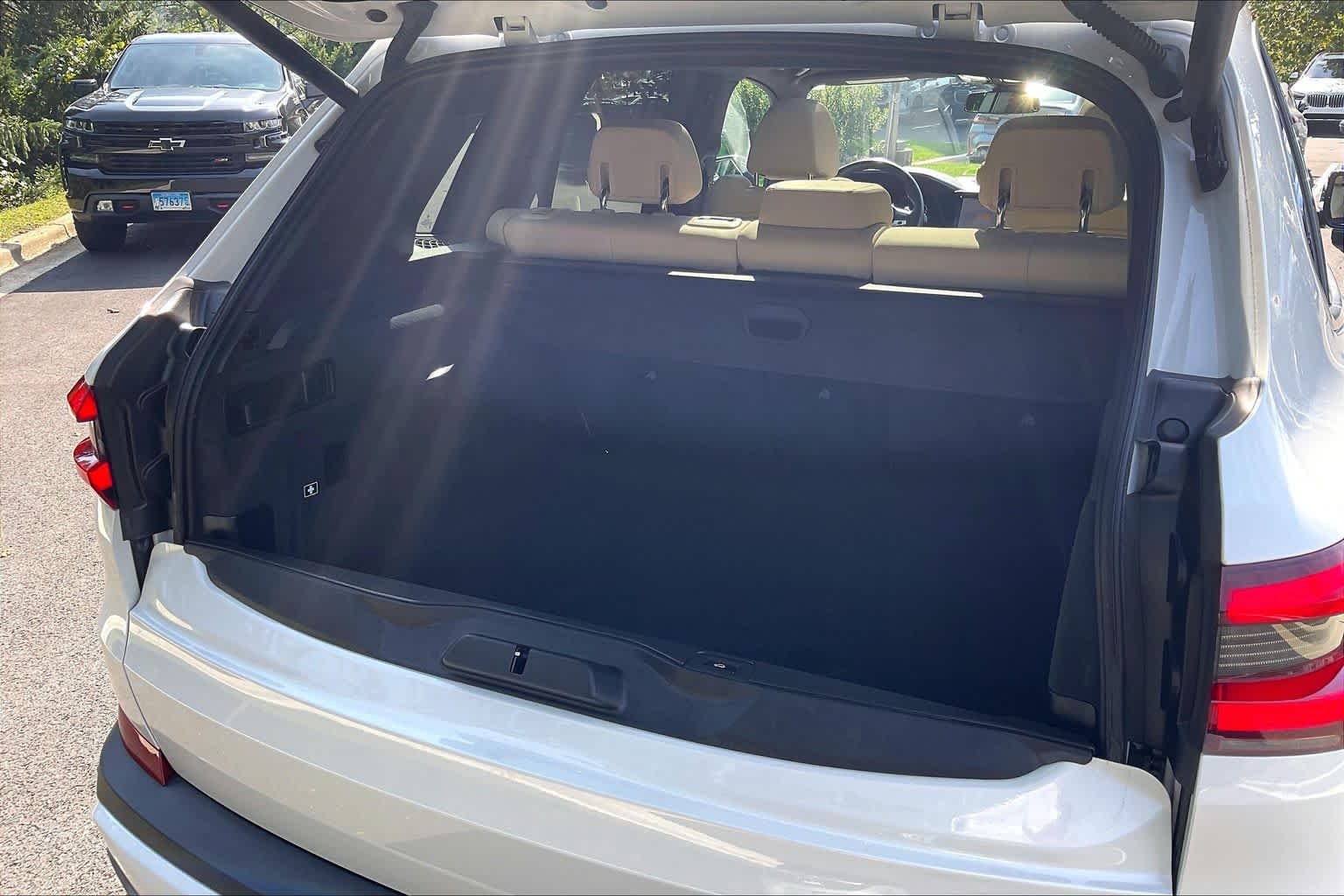Used 2021 Mineral White Metallic BMW xDrive40i image 34
