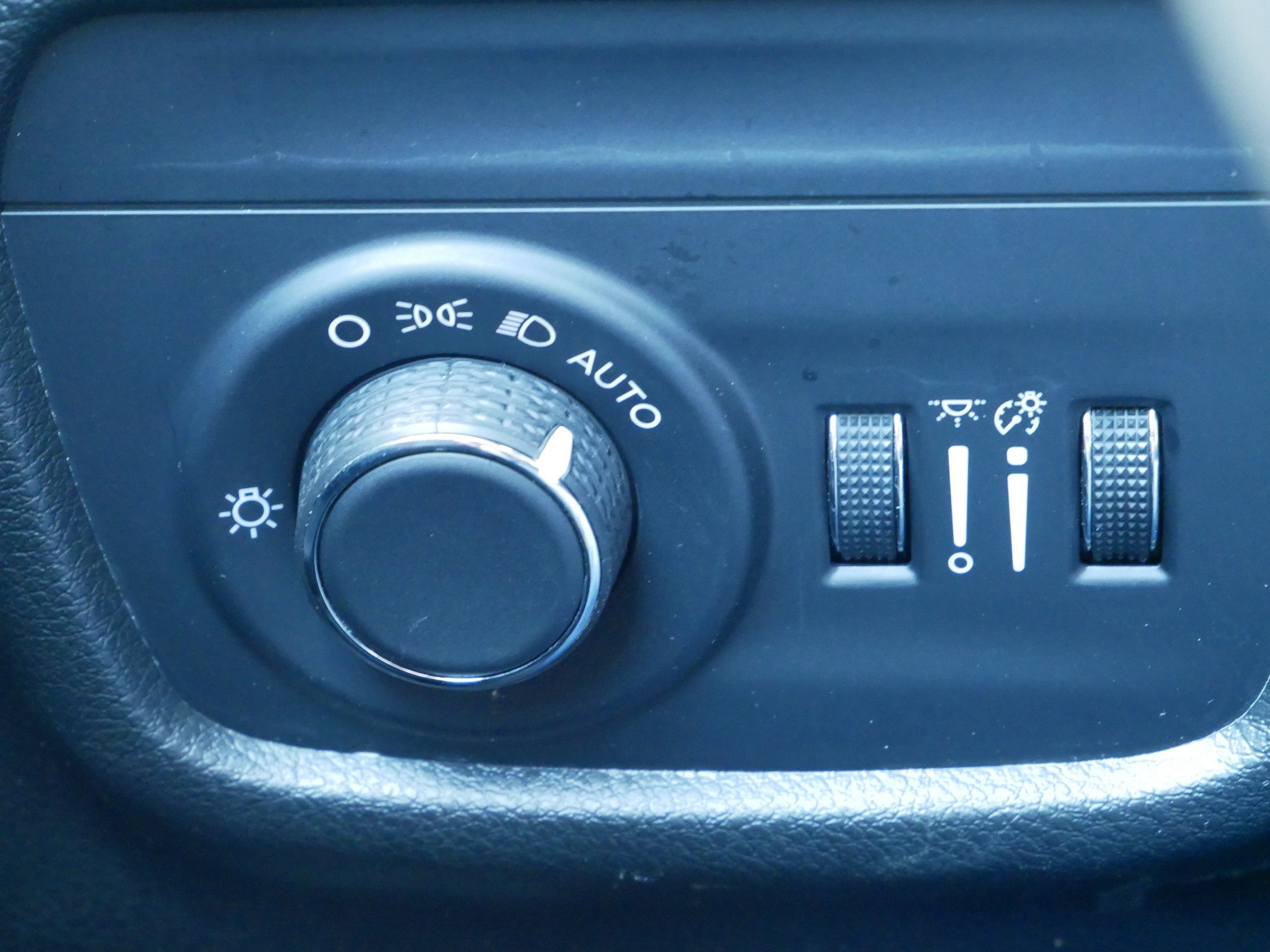 Used 2024 Diamond Black Crystal Pearlcoat Jeep Altitude image 19