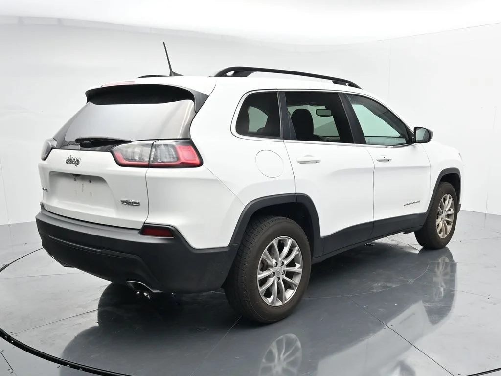 Used 2022 White Jeep Latitude Lux image 6
