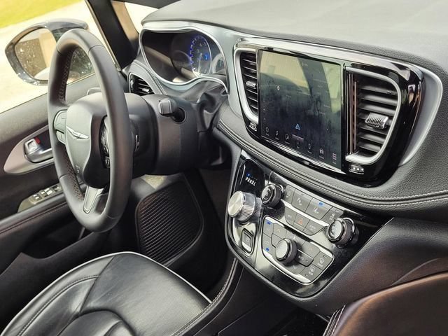 Used 2025 Gray Chrysler Limited image 25