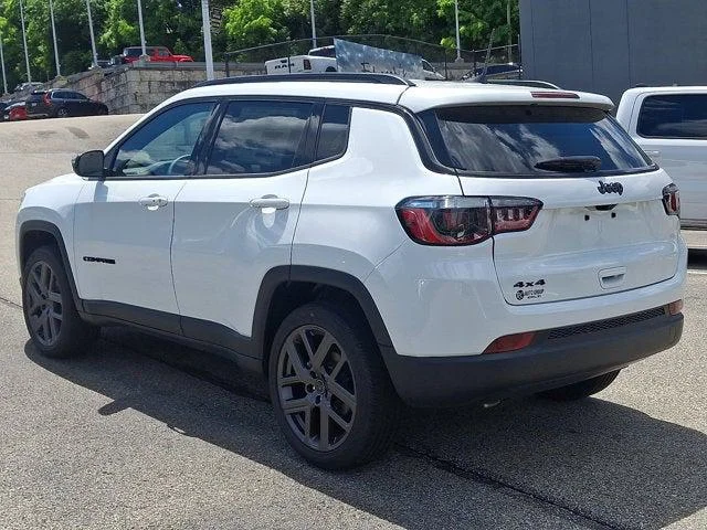 New 2026 Bright White Clear-Coat Exterior Paint Jeep Latitude image 3