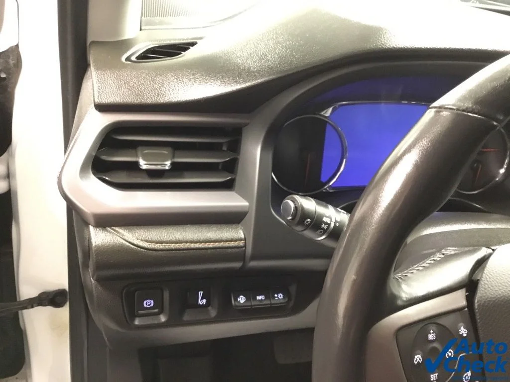 Used 2022 White GMC AT4 image 23