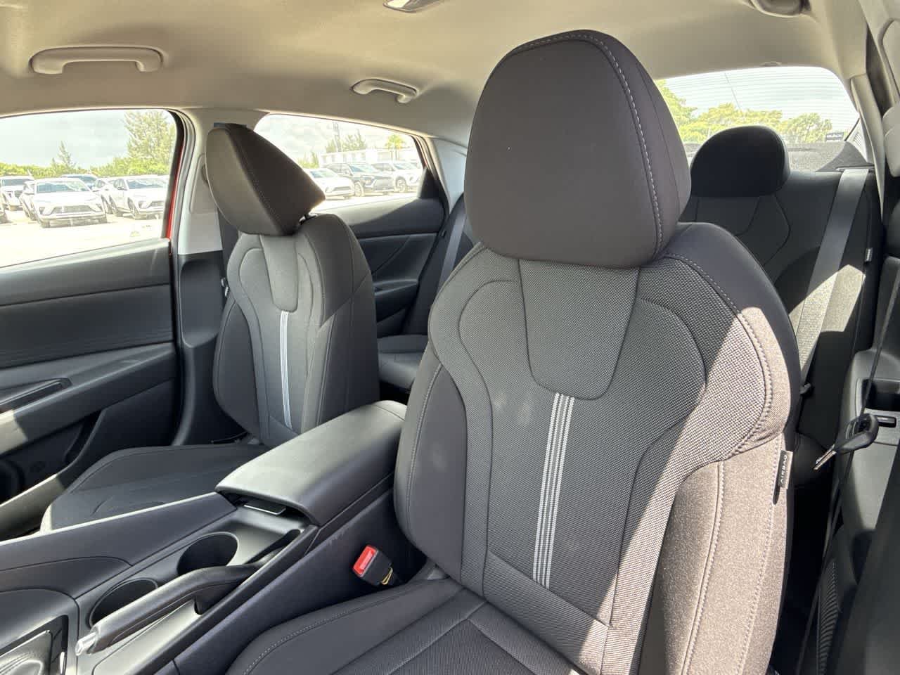 2025 Hyundai Elantra SE - Photo 14