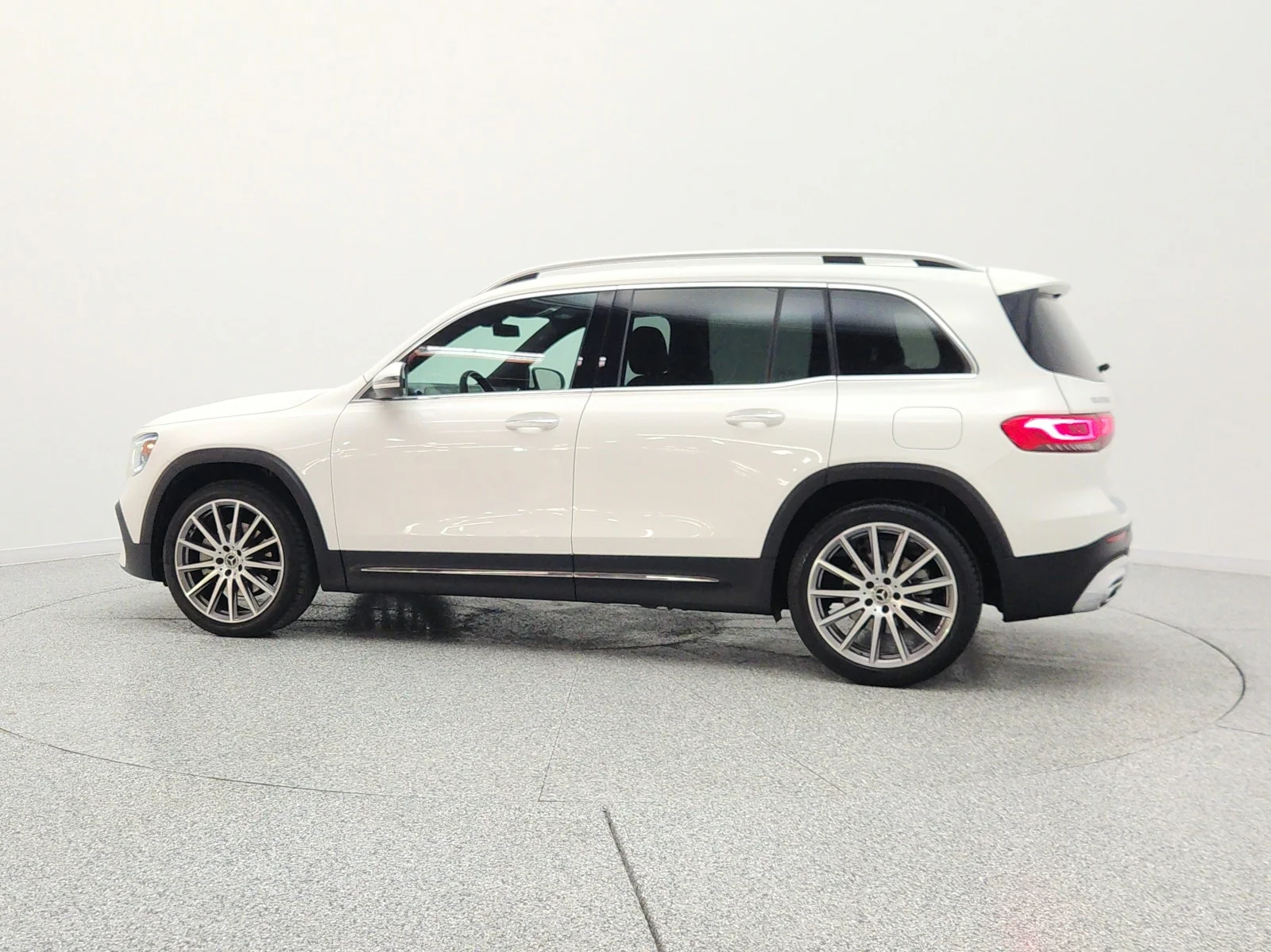 Used 2022 Polar White Mercedes-Benz GLB 250 SUV image 8