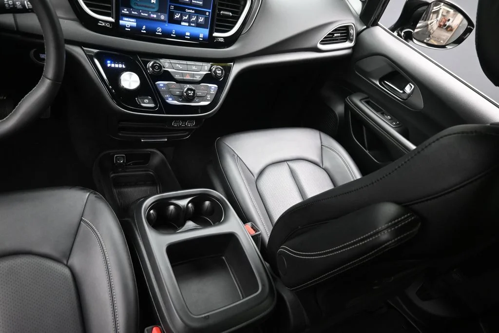 Used 2025 Black Chrysler Select image 15