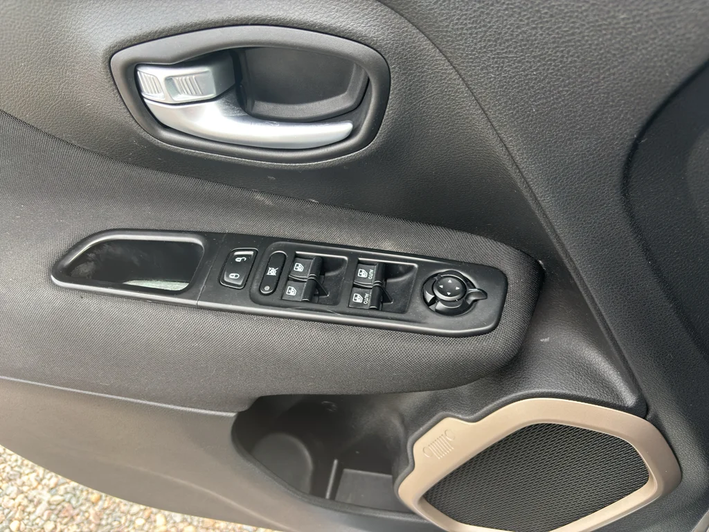 Used 2017 Alpine White Jeep Latitude image 15
