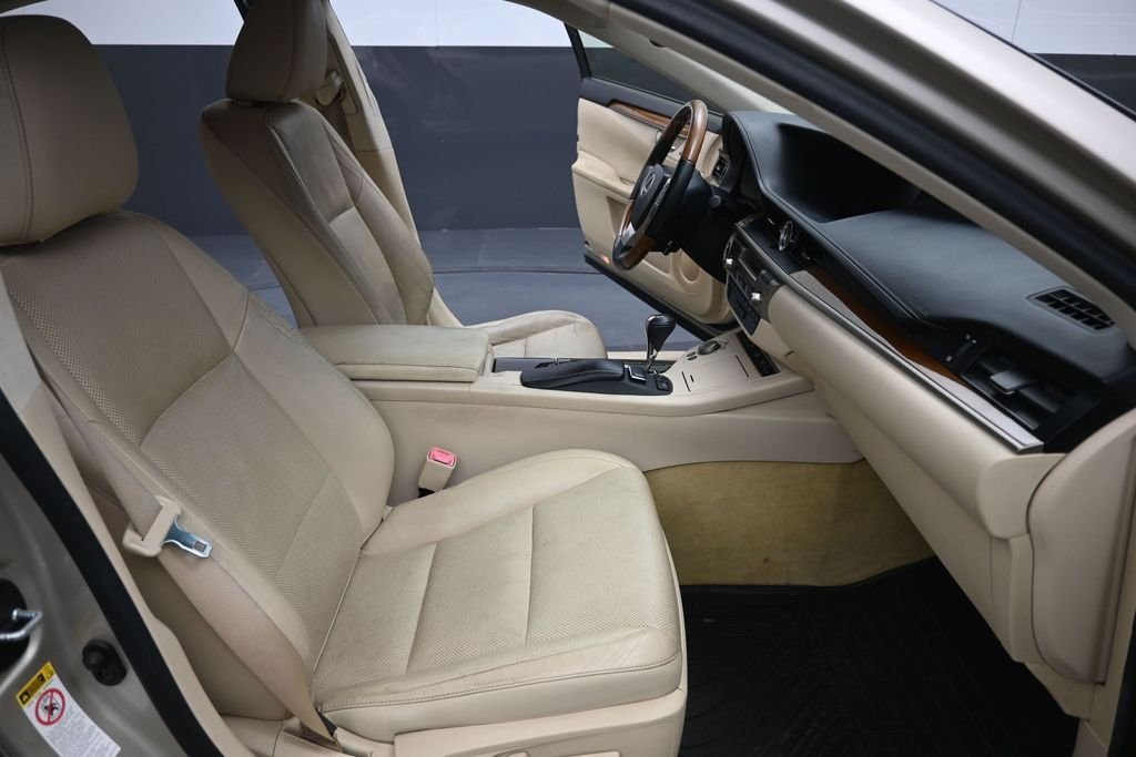Used 2014 Beige Lexus 300h image 16