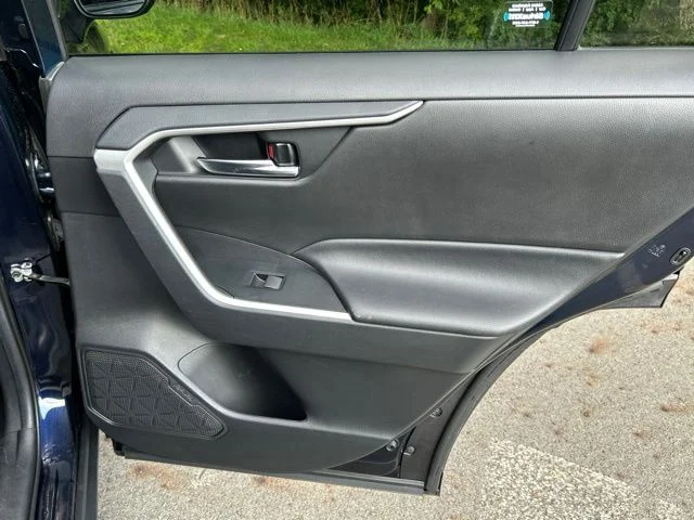 Used 2020  Toyota XLE image 40