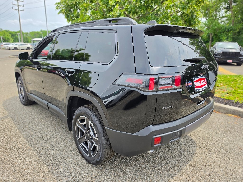 New 2026 Diamond Black Crystal Pearl-Coat Exterior Paint Jeep Laredo image 9