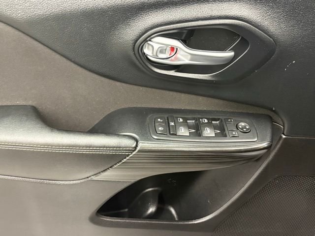 Used 2016 Silver Jeep Latitude image 12