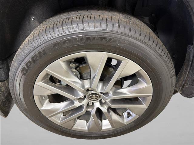 Certified Used 2025 WIND CHILL PEARL Toyota  image 18