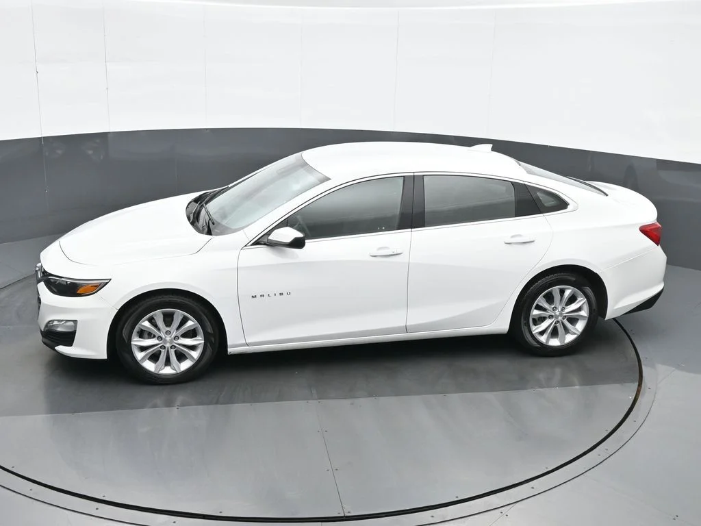 Used 2025 White Chevrolet LT image 18