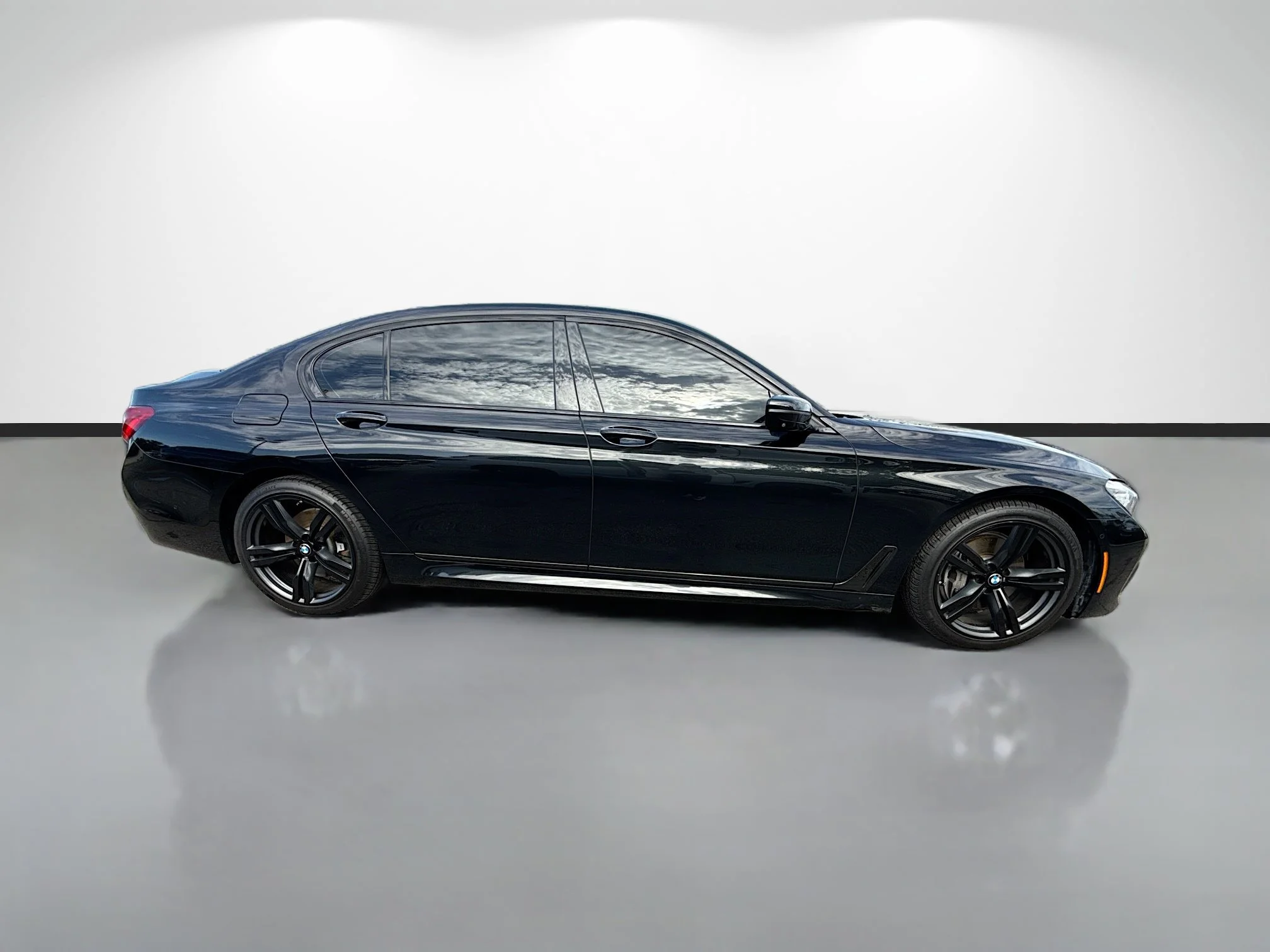 Used 2019 Black Sapphire Metallic BMW 740i image 2