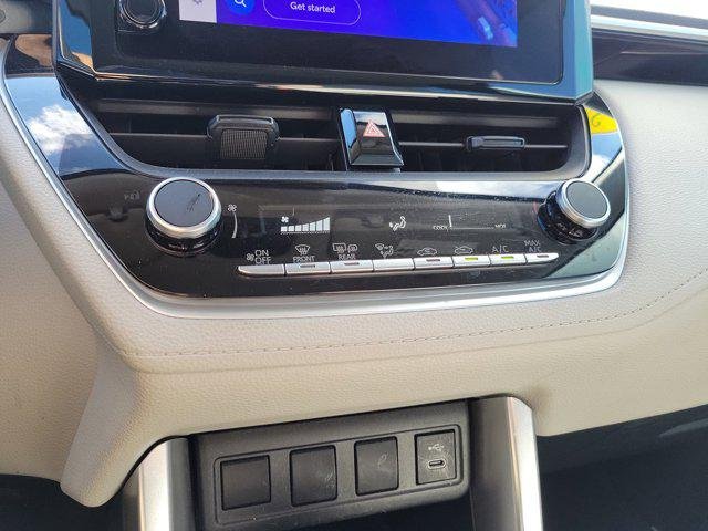 Certified Used 2023 WIND CHILL PEARL Toyota  image 27
