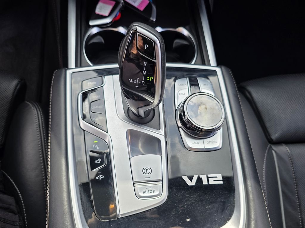 2021 BMW 7 Series M760i - Photo 37
