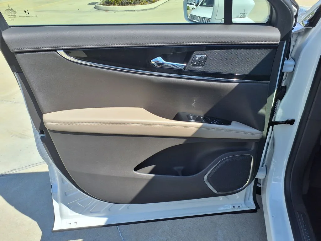 Used 2022 White Lincoln Standard image 14