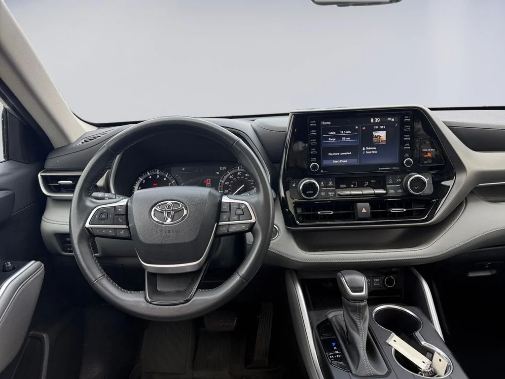 Used 2022 Silver Toyota XLE image 13