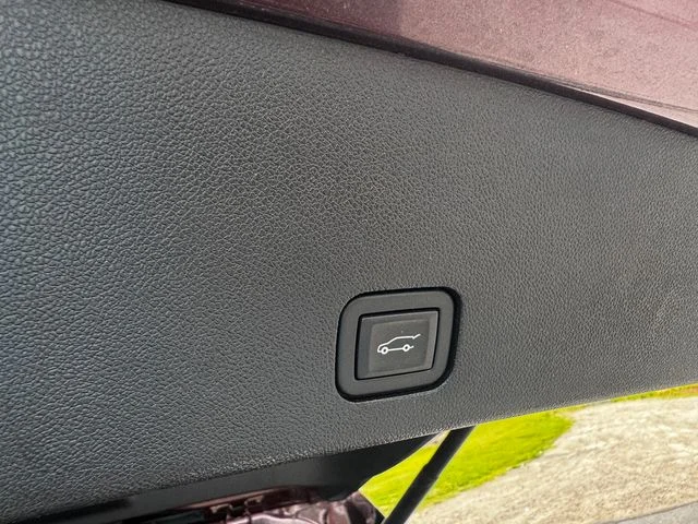 Certified Used 2022  Cadillac Premium Luxury image 19