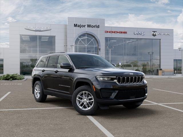 New 2026 Diamond Black Crystal Pearl-Coat Exterior Paint Jeep Laredo image 5