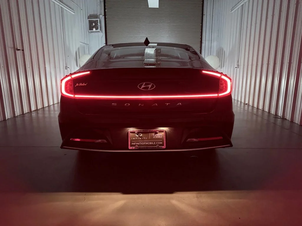 Used 2021 Black Hyundai SE image 9
