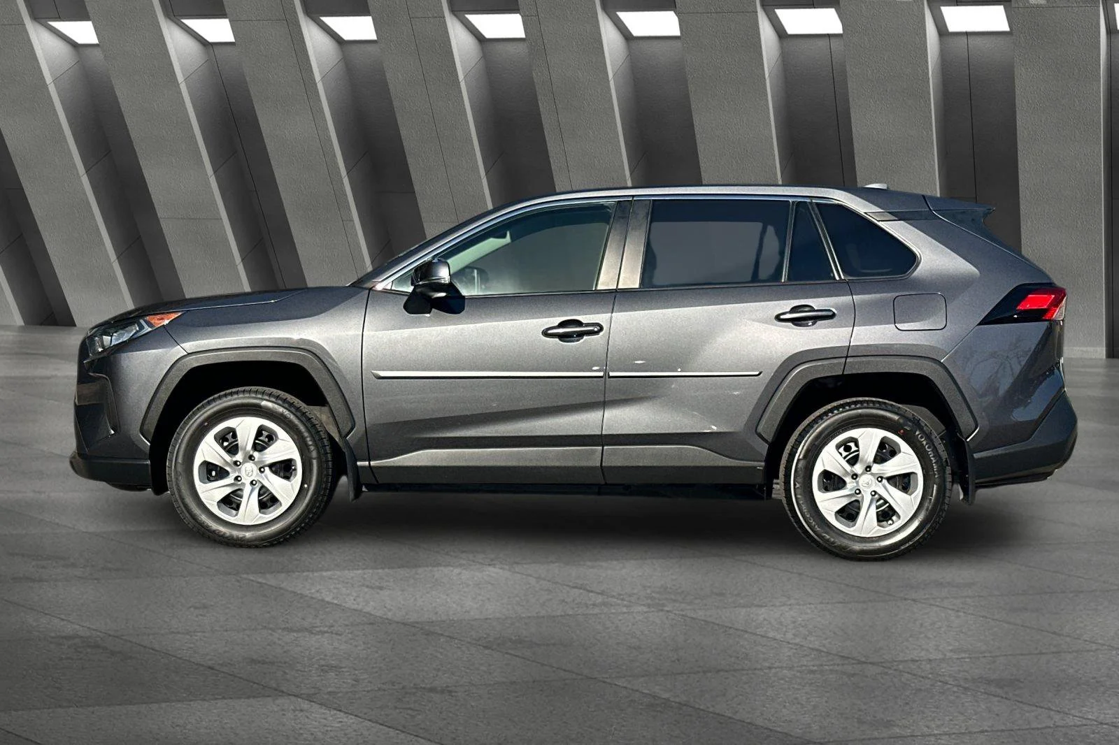 2022 Toyota RAV4 LE - Photo 10