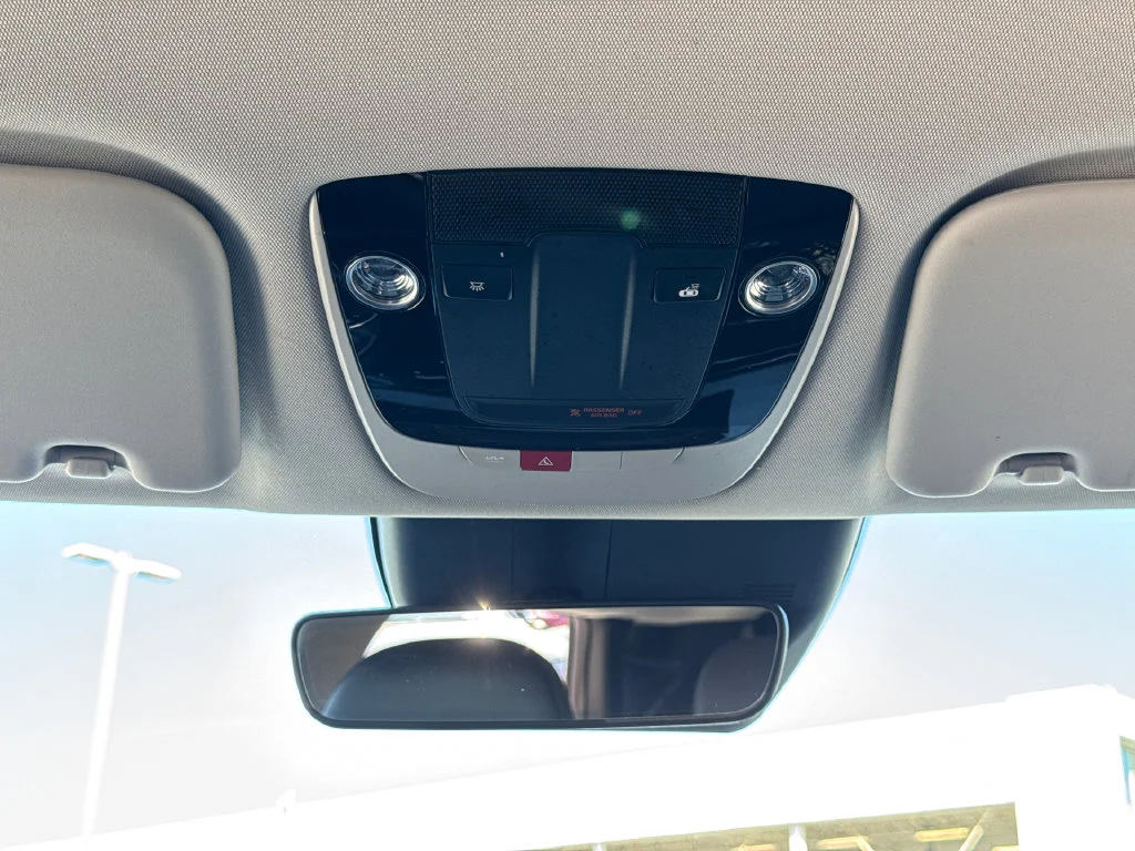 Used 2024 White Kia Light image 22