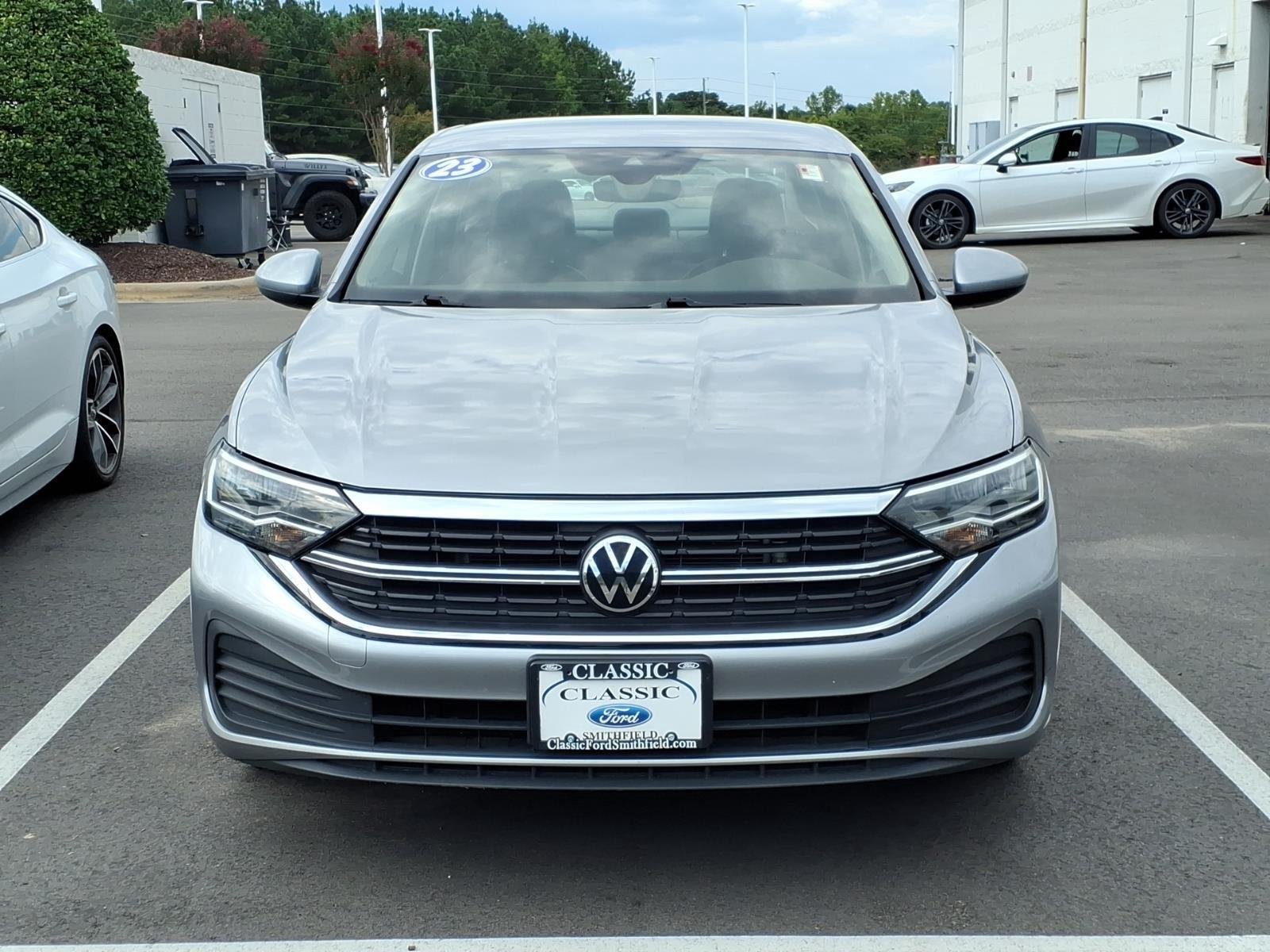 Used 2023 Pyrite Silver Metallic Volkswagen SE image 2