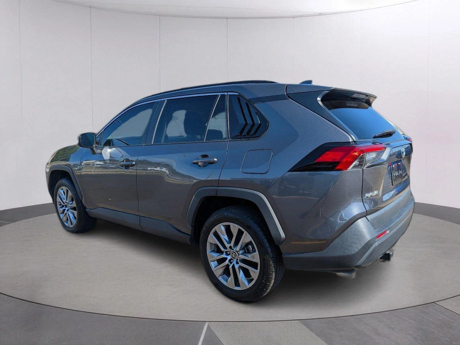 Used 2022 Magnetic Gray Metallic Toyota XLE Premium image 5