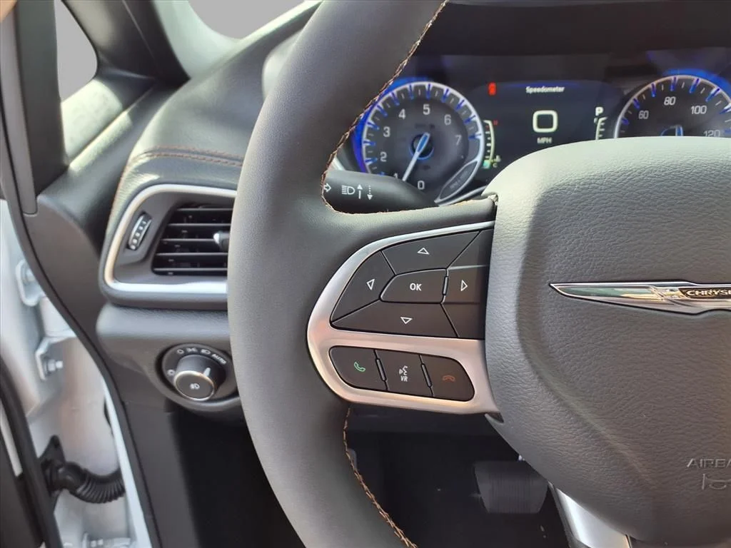 New 2026 Bright White Clear-Coat Exterior Paint Chrysler Pinnacle image 9