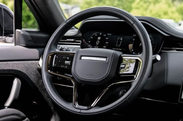 Used 2024  Land Rover Dynamic SE image 21