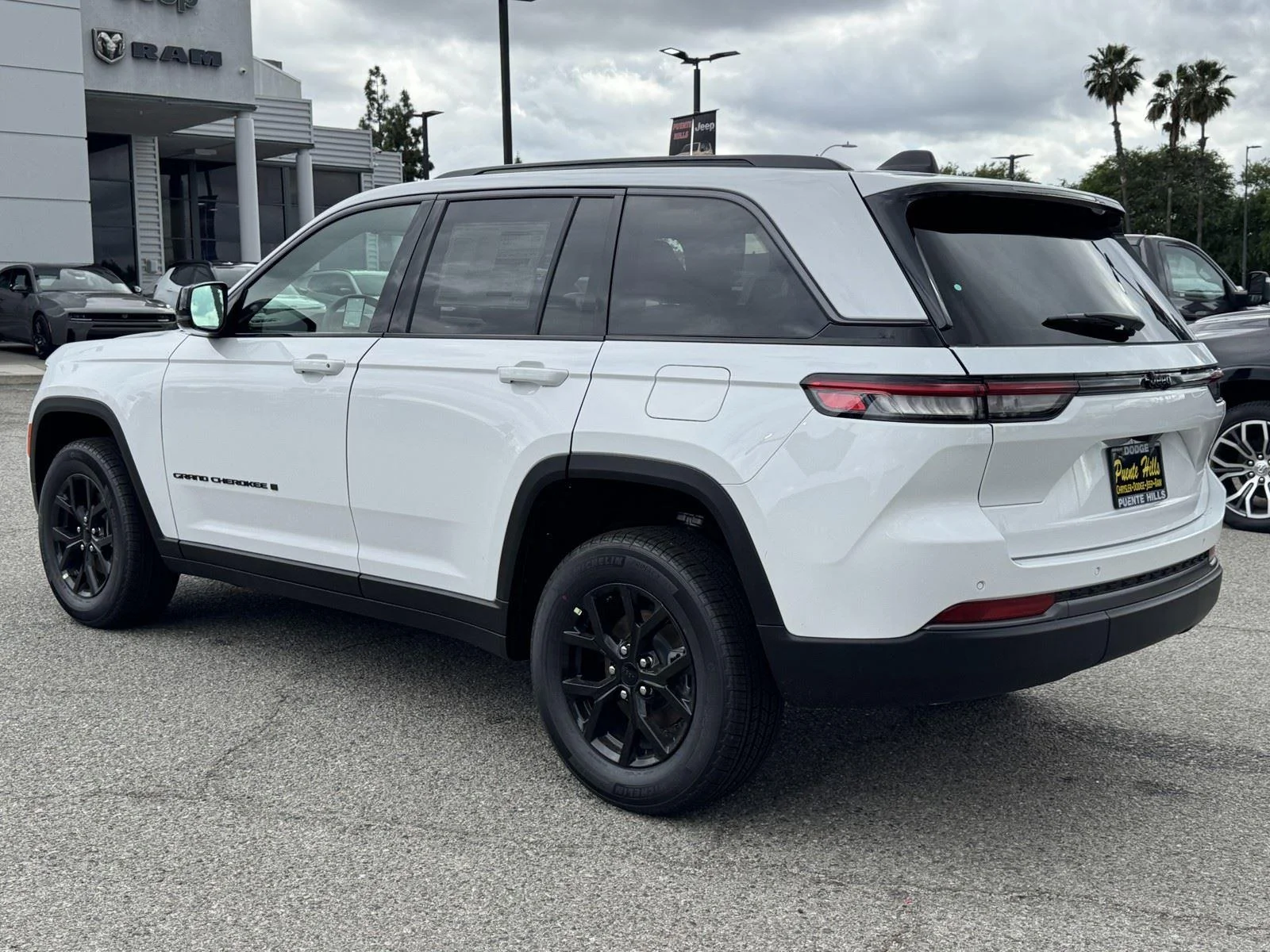 New 2026 Bright White Clear-Coat Exterior Paint Jeep Laredo Altitude image 4
